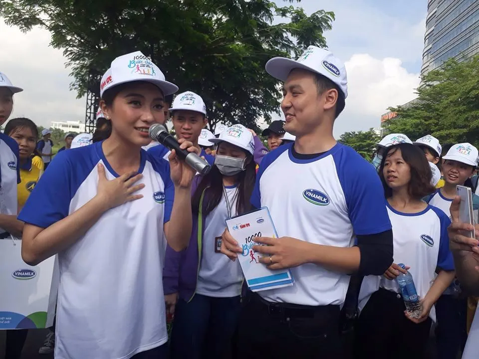 Ca sĩ Tiêu Châu Như Quỳnh đi bộ về đích 