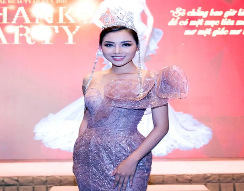 Với vương miện vừa đăng quang.