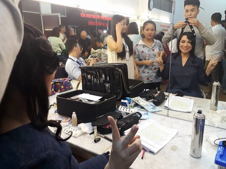 Ca sĩ Phi Nhung mất rất nhiều thời gian để biến mái tóc dài thành mái tóc tân thời thập niên đầu thế kỷ 20