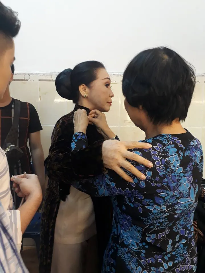 Nghệ sĩ Bạch Tuyết đang được giúp bận phục trang.