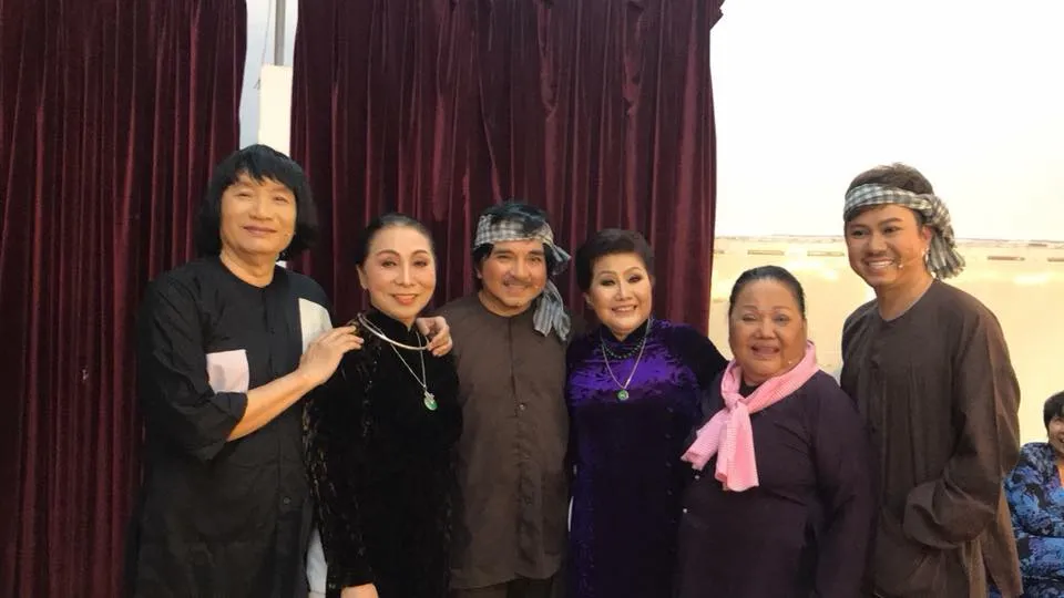 c nghệ sĩ Minh Vương, Bạch Tuyết, Chí Tâm, Phượng Liên, Ngọc Giàu, ca sĩ Quang Đại cùng chụp ảnh lưu niệm.