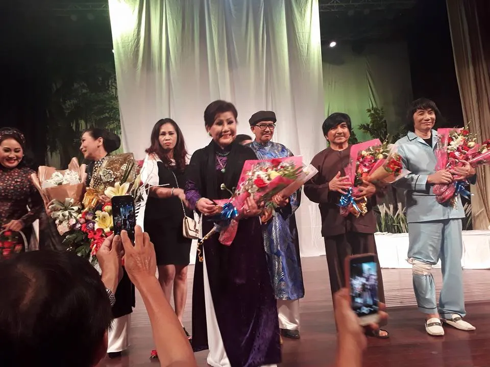 Nghệ sĩ Phượng Liên và các nghệ sĩ nhận nhiều hoa sau buổi diễn