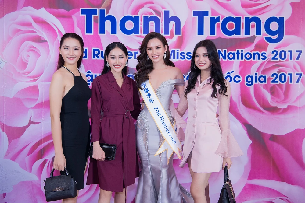 Các thí sinh Hoa hậu Hoàn Vũ Việt Nam 2017 chúc mừng Thanh Trang.