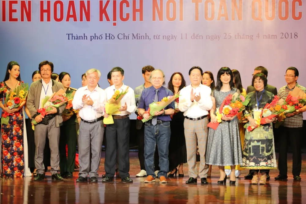 Hết cảnh giám khảo vừa đá bóng vừa thổi còi ảnh 1