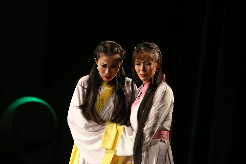 Hết cảnh giám khảo vừa đá bóng vừa thổi còi ảnh 2