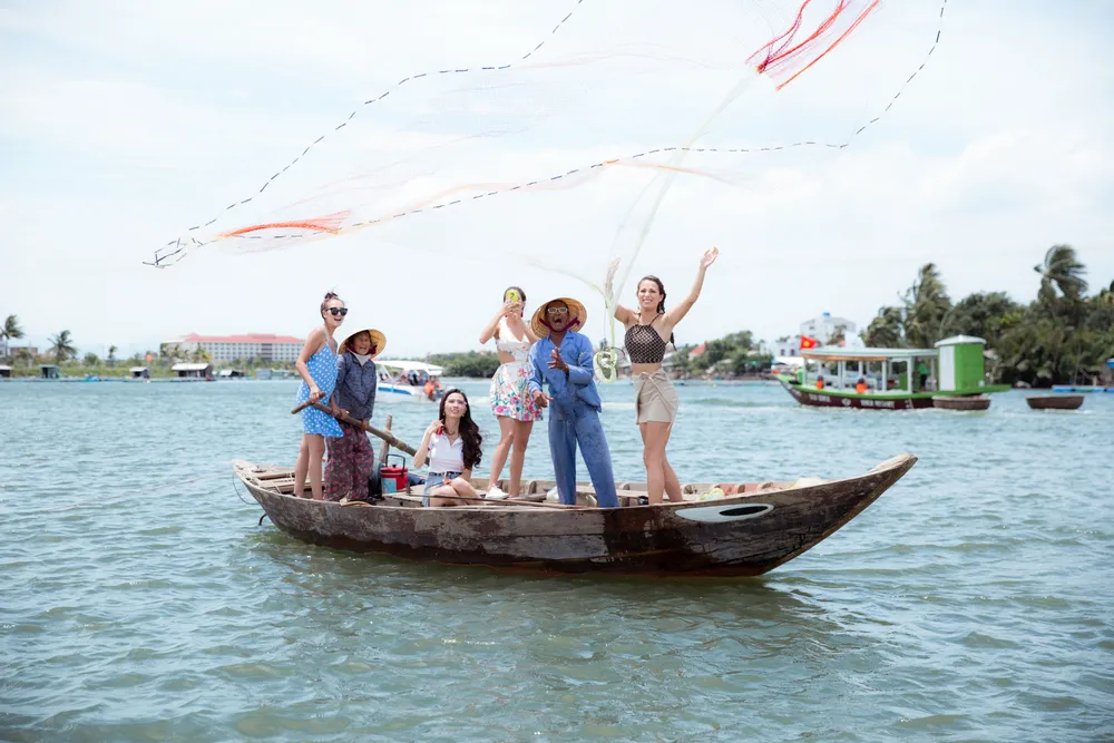 Tân hoa hậu Phan Thị Mơ chèo thuyền thúng, đi cà kheo ảnh 8 Tân hoa hậu Phan Thị Mơ chèo thuyền thúng, đi cà kheo ảnh 8