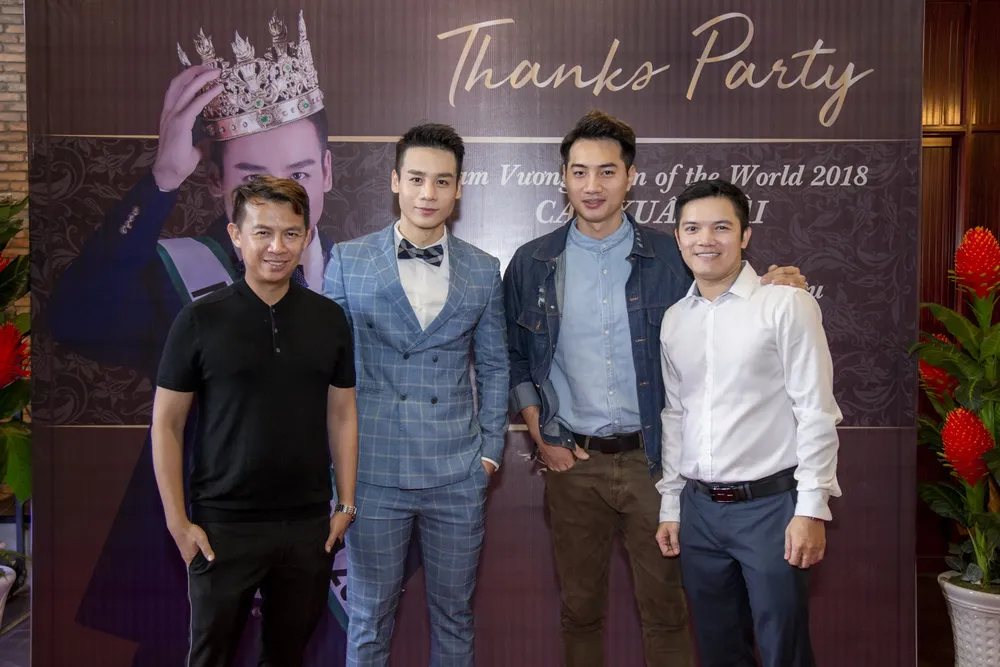 'Người đàn ông của Thế giới' 2018 quỳ gối tặng hoa cha mẹ ảnh 5 'Người đàn ông của Thế giới' 2018 quỳ gối tặng hoa cha mẹ ảnh 5