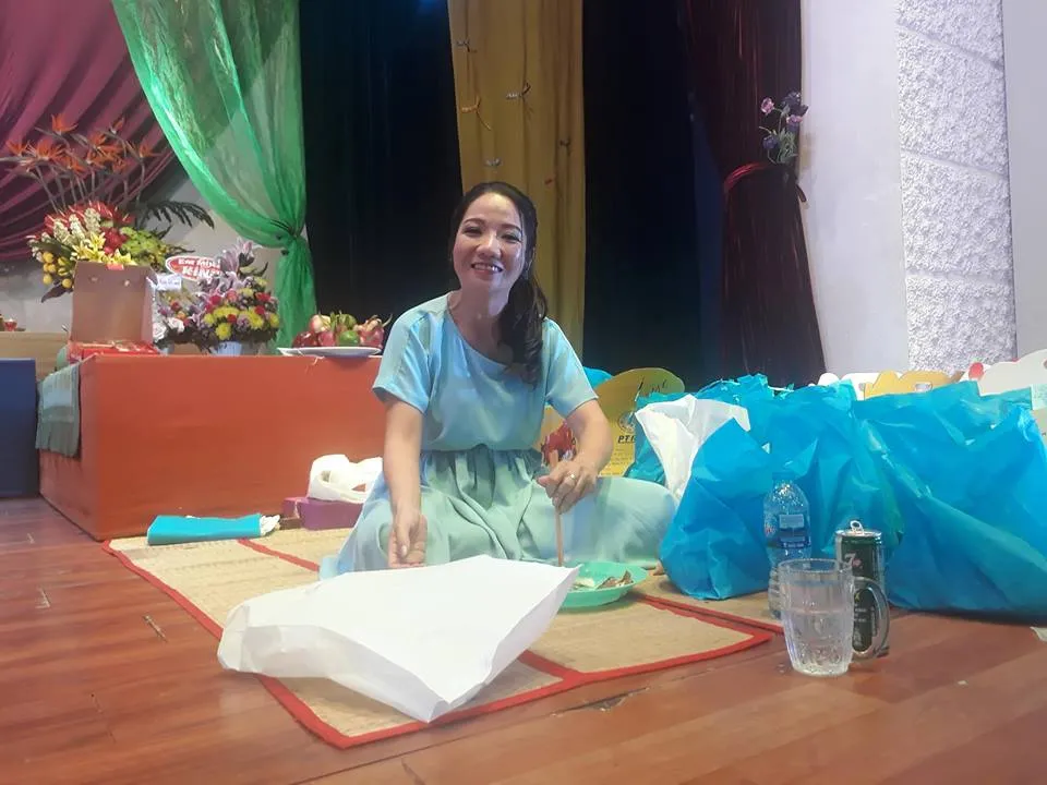 Nghệ sĩ Hồng Vân vừa xuống sân bay đã vội làm giổ Tổ ảnh 9 Nghệ sĩ Hồng Vân vừa xuống sân bay đã vội làm giổ Tổ ảnh 9