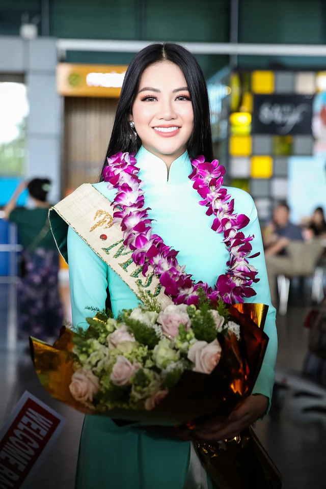 Tân hoa hậu Trái đất Phương Khánh về nước không đội vương miện