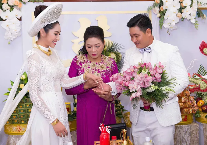 Hoa hậu Đặng Thu Thảo lên xe hoa trong ngày mưa bão ảnh 5