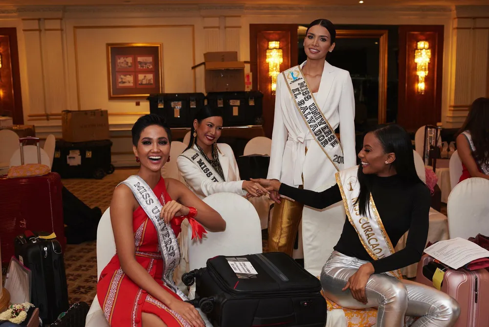 H’Hen Niê gây chú ý tại Miss Universe với dải băng đỏ trên tay ảnh 6