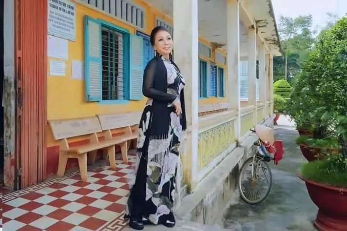 Nghệ sĩ Bạch Tuyết gây ấn tượng với những bộ áo dài độc đáo ảnh 10