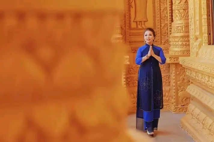 Nghệ sĩ Bạch Tuyết gây ấn tượng với những bộ áo dài độc đáo ảnh 11