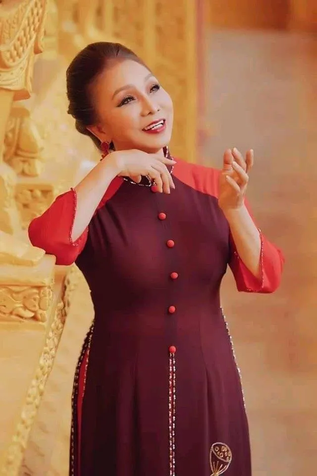 Nghệ sĩ Bạch Tuyết gây ấn tượng với những bộ áo dài độc đáo ảnh 13