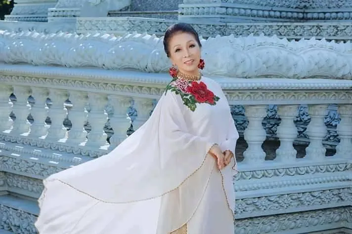 Nghệ sĩ Bạch Tuyết gây ấn tượng với những bộ áo dài độc đáo ảnh 8