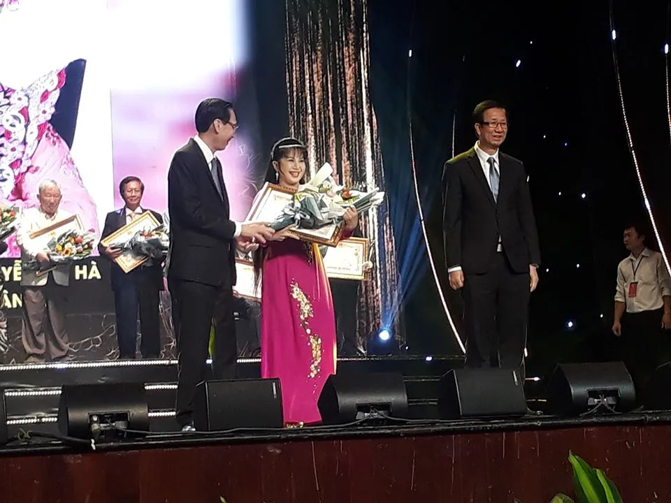 Hình ảnh TP.HCM trọng thể trao tặng danh hiệu NSND, NSƯT ảnh 18