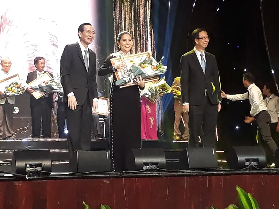 Hình ảnh TP.HCM trọng thể trao tặng danh hiệu NSND, NSƯT ảnh 19