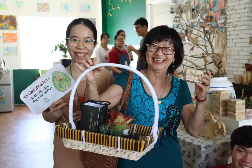 Cô Nguyễn Thị Cẩm Hồng (ngụ quận 11, TP.HCM) (bìa phải) mang đến hơn 10 viên pin cũ. “Tôi thấy hoạt động này quá tuyệt vời, góp phần làm môi trường không bị ô nhiễm. Tôi thấy vui và hãnh diện vì thế hệ trẻ làm những việc mà trước giờ thế hệ chúng tôi chưa có điều kiện để làm.”, cô Hồng chia sẻ.