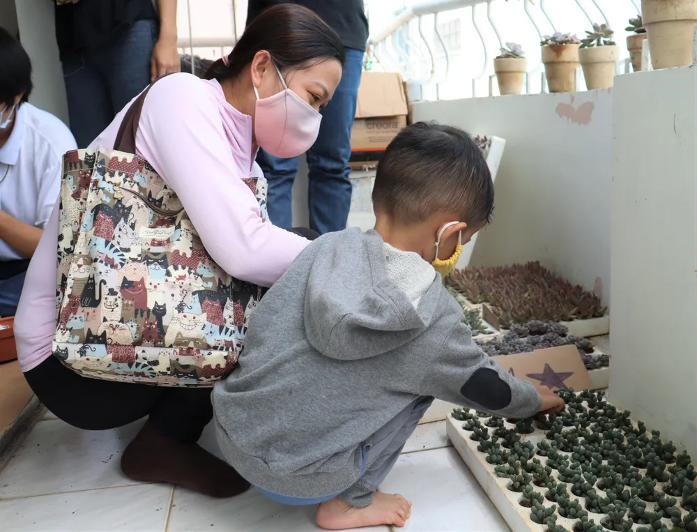 Nhiều bạn nhỏ được ba mẹ đưa đến tham gia hoạt động đổi pin. Chị Lê Thanh Hằng (ngụ thành phố Thủ Đức, TP.HCM) cho hay: “Tôi đưa bé đến hoạt động này để giáo dục bé về bảo vệ môi trường, cho bé biết pin cũ rất có hại, thay vì không dùng nữa thì có thể gom lại và mang đến đây để pin được xử lý theo đúng quy trình”.