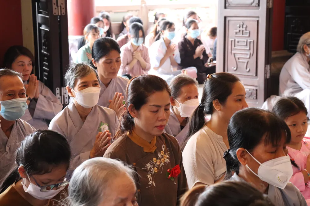 Buổi lễ cài hoa diễn ra trong không khí ấm áp và trang nghiêm.