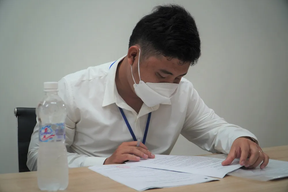 Anh H.H.L.K đang làm thủ tục nhận thưởng. Ảnh: HUỲNH THƠ