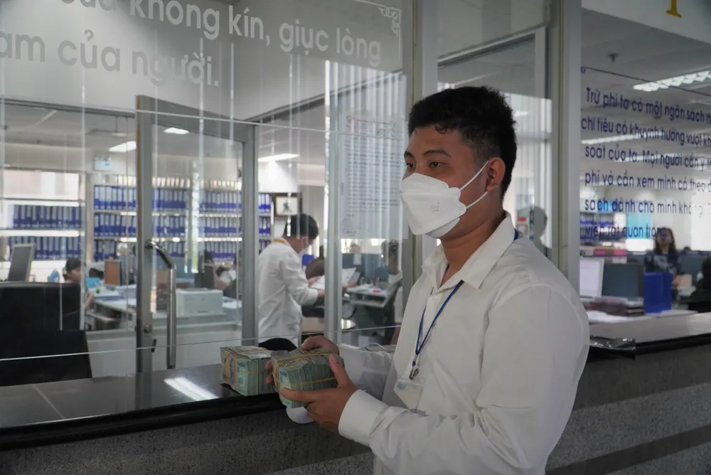 Anh K hạnh phúc khi được cầm số tiền thưởng trong tay. Ảnh: HUỲNH THƠ