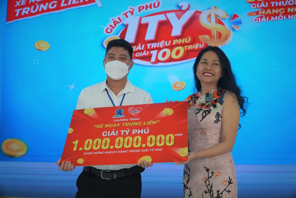 Bà Trần Uyên Phương - Phó Tổng giám đốc Tập đoàn Tân Hiệp Phát trao tặng giải thưởng. Ảnh: HUỲNH THƠ