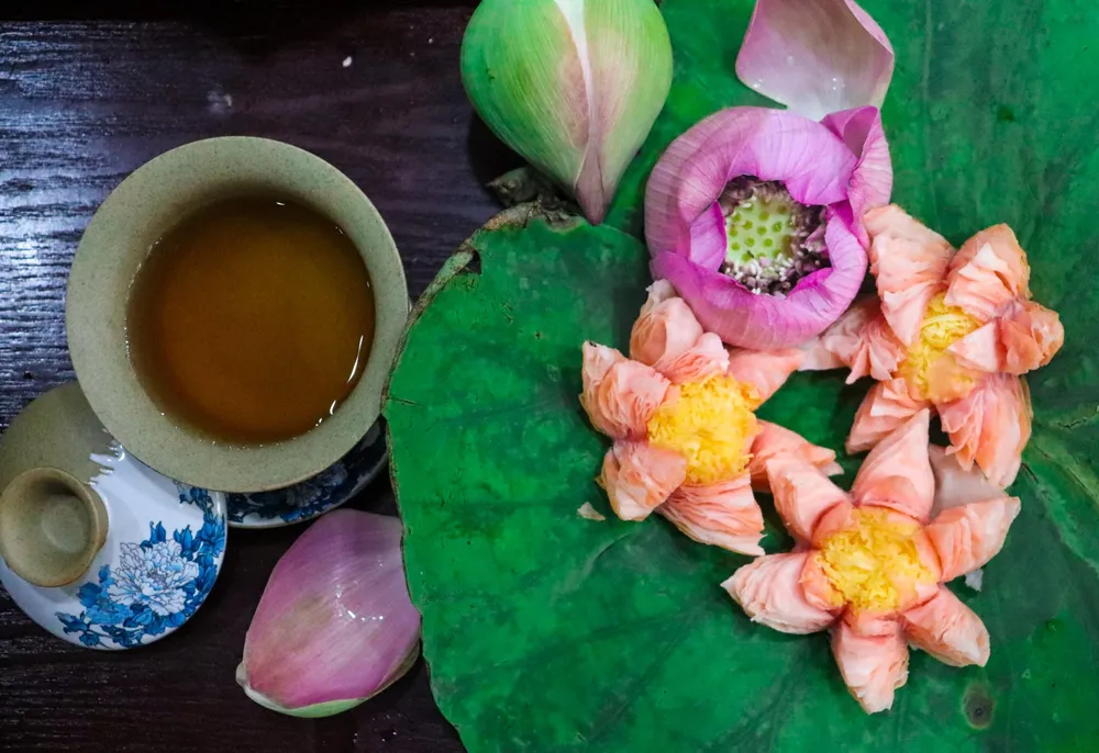 Chị Phương chia sẻ: “Trời Phật trao cho mình sức mạnh và niềm tin để mình vượt qua những khó khăn thì đối với Phương đó là một ân đức tốt đẹp, cho nên mình muốn tạo một đóa hoa có thể dùng chay được để kính dâng lên Trời - Phật nhằm tạ ơn”.