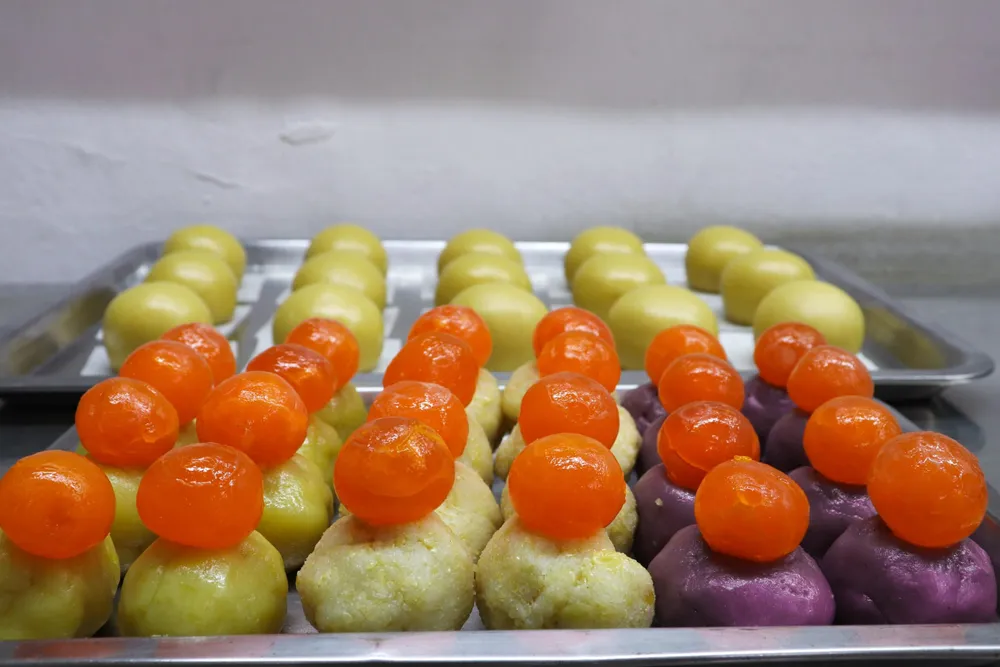 Bánh hình thú có nhân giống bánh trung thu truyền thống: gồm thập cẩm, đậu xanh, khoai môn, trà xanh... “Vỏ bánh và nhân bánh là hai thứ quan trọng nhất. Nếu nhân không đứng thì con thú sẽ bị xệ xuống, vỏ không đẹp thì khi nướng sẽ sần sùi”, chị Nguyên cho hay.