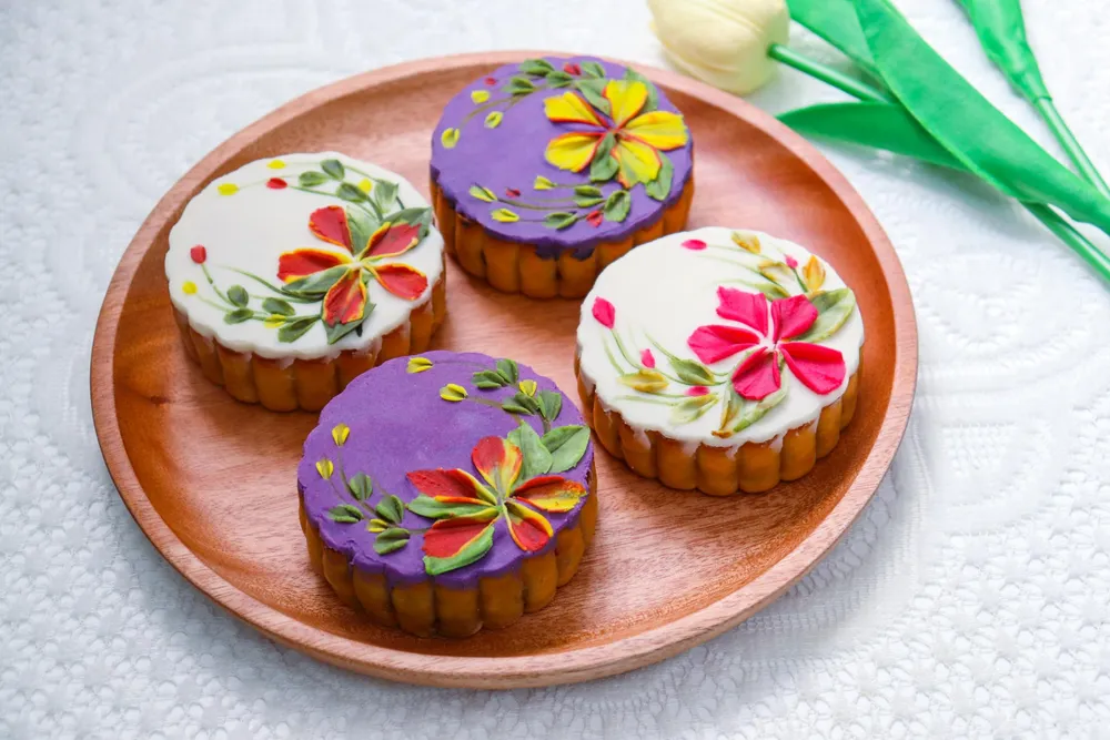 Mẫu bánh trung thu mang màu sắc thiên nhiên được decor bằng nguyên liệu chính là đậu trắng trộn với bơ.