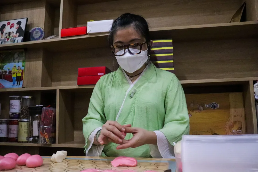 Trong một lần du lịch tại Hàng Châu (Chiết Giang, Trung Quốc), vợ chồng chị Phạm Thị Thanh Phương (41 tuổi - Ngụ quận 10, TP.HCM) có dịp thưởng thức món bánh này nên khi về Việt Nam, chị quyết định tìm hiểu và làm bánh đó ở tiệm mình. Chị Phương đã chuyển đổi cái hồn của vỏ bánh là từ mỡ heo sang dầu thực vật, đồng thời thay đổi kết cấu bánh sao cho vẫn giữ được độ béo và giòn của cánh hoa.