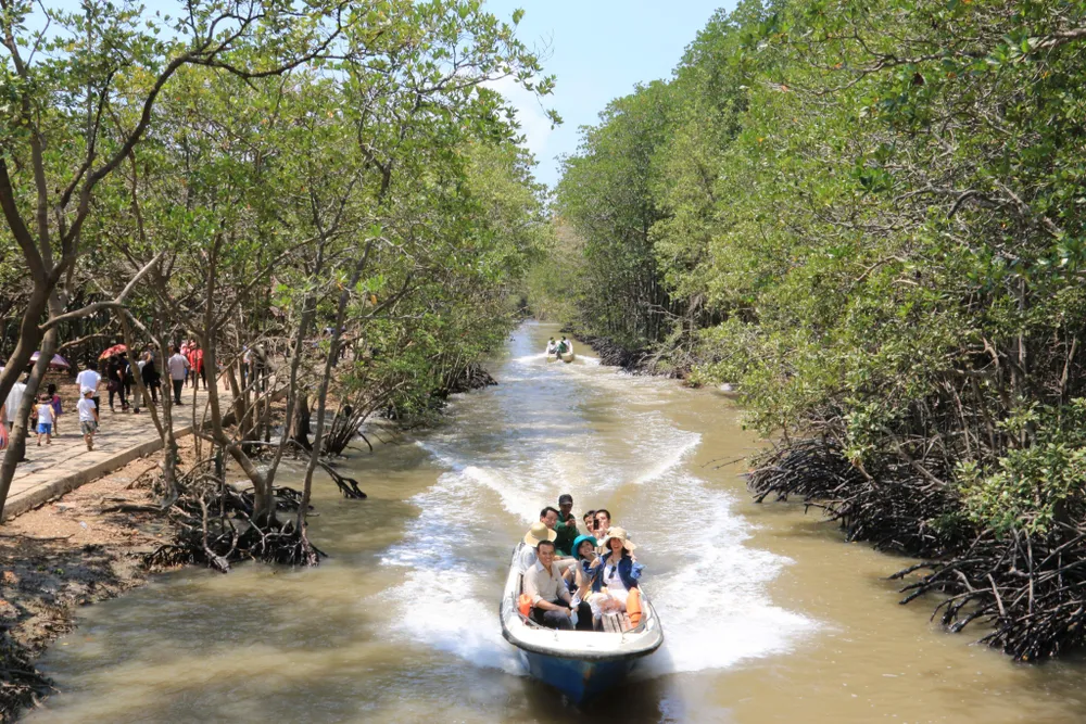 Khách du lịch tham quan Cần Giờ. Ảnh: NGUYỆT NHI