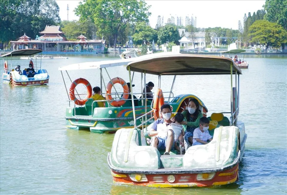 Một trong những trò chơi tại Công viên văn hoá Đầm Sen. Ảnh: HUỲNH THƠ