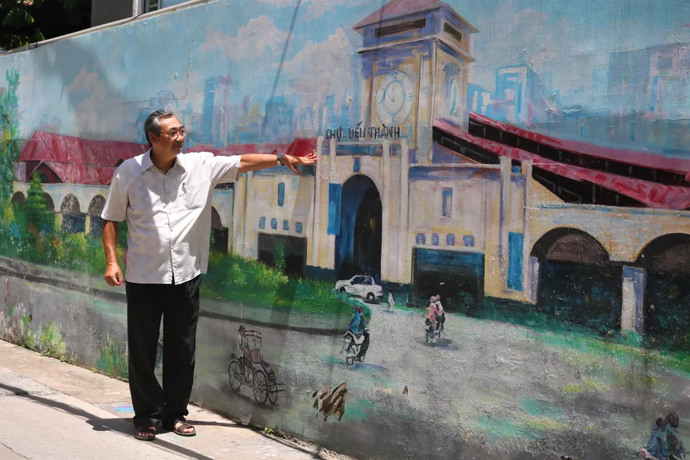 Ông Lý Thành Hưng, ngụ phường 11, quận Phú Nhuận, TP.HCM cho biết: &quot;Người dân khu phố đã cùng nhau quyên góp, tạo kinh phí để vẽ bức tường mang hình ảnh chợ Bến Thành. Trước đó xấu xí bao nhiêu, giờ ai cũng vui vì hình ảnh khu phố đẹp hơn&quot;.
