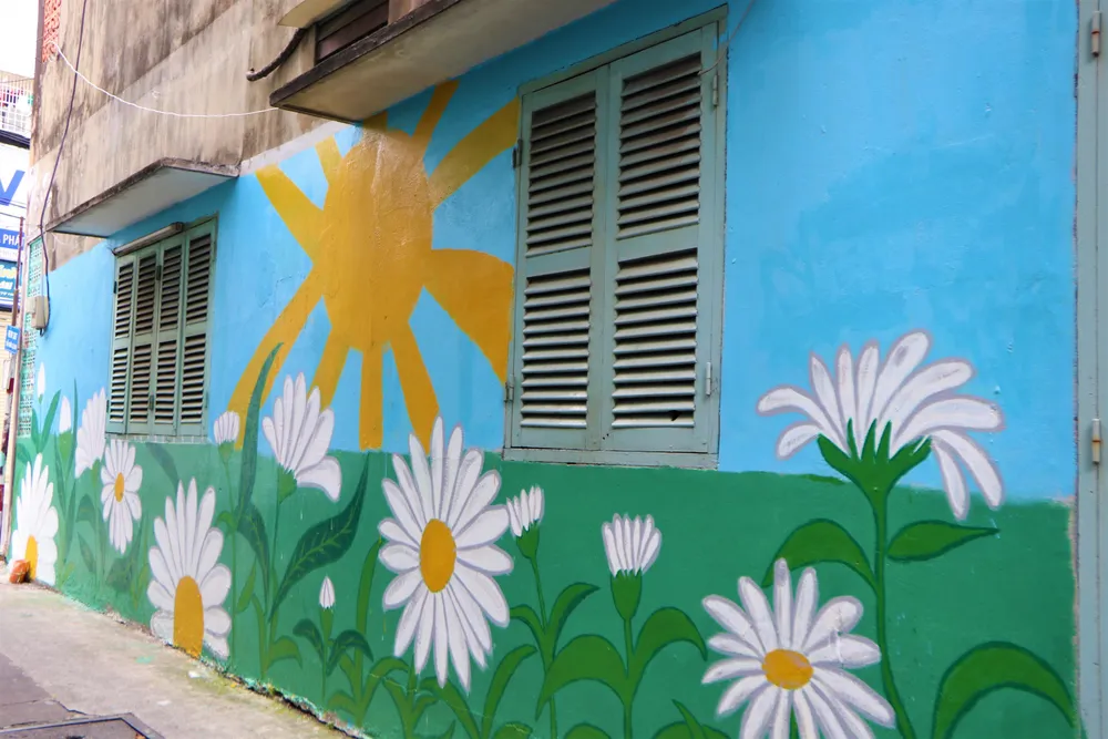 Theo bà Trần Thị Diệu Hiền, Chủ tịch UBND phường 11, quận Phú Nhuận, mô hình này là cải tạo tường cũ thành tác phẩm tranh đường phố. Bà Hiền cho biết: &quot;Sau 2 năm triển khai, nạn vẽ bậy trên địa bàn phường đã hoàn toàn chấm dứt&quot;.