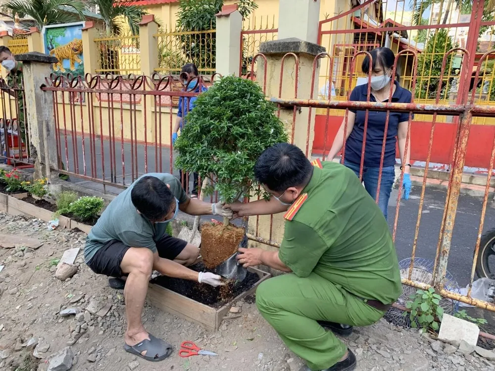Lãnh đạo, cán bộ cùng người dân góp sức thực hiện công trình. Lãnh đạo, cán bộ cùng người dân góp sức thực hiện công trình.