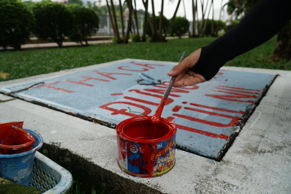Những câu slogan trên tranh thường được dùng màu đỏ để nổi bật, mọi người cũng có thể đọc rõ hơn.