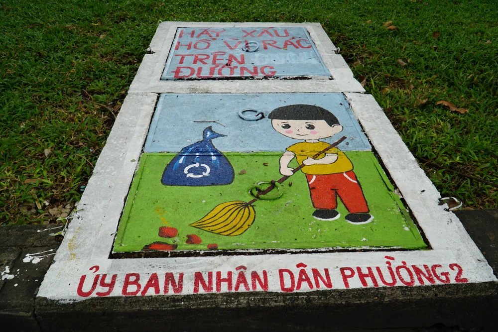 Những chiếc nắp cống nằm trơ trội khắp các con đường không một ai quan tâm đến, nay lại khoác lên mình chiếc áo mới làm ai đi ngang cũng vì hiếu kỳ mà ngắm nghía.