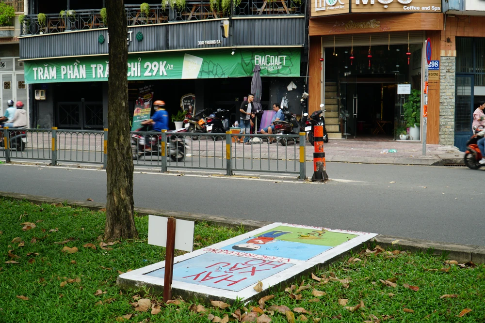 Những chiếc nắp cống nổi bật chạy dọc tại tuyến đường Trường Sa.