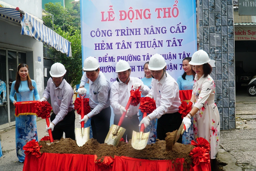 Trong 3 tháng cuối năm 2022, quận 7 sẽ tiếp tục triển khai thi công hoàn thành nâng cấp mở rộng 5 tuyến hẻm. Ảnh: HUỲNH THƠ