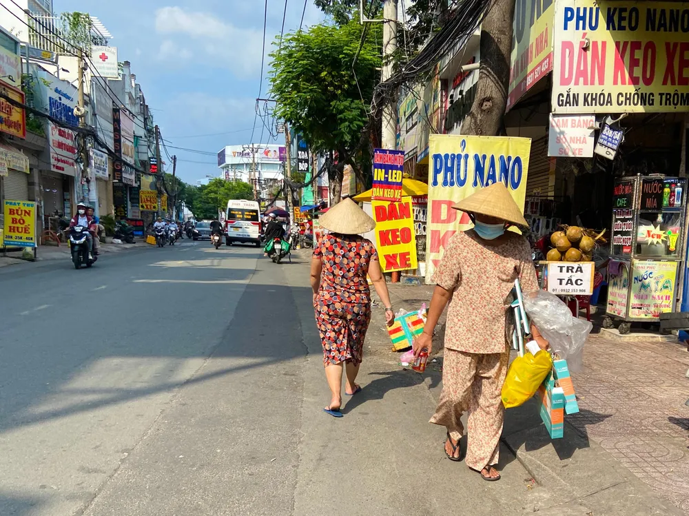Pháp luật đã quy định rất rõ là người đi bộ phải đi trên hè phố, lề đường; trường hợp đường không có hè phố, lề đường thì người đi bộ phải đi sát mép đường. Ảnh: HUỲNH THƠ