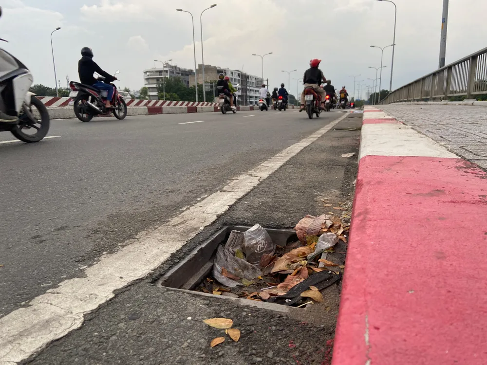 Rác tồn đọng làm việc thoát nước diễn ra chậm. Ảnh: HUỲNH THƠ