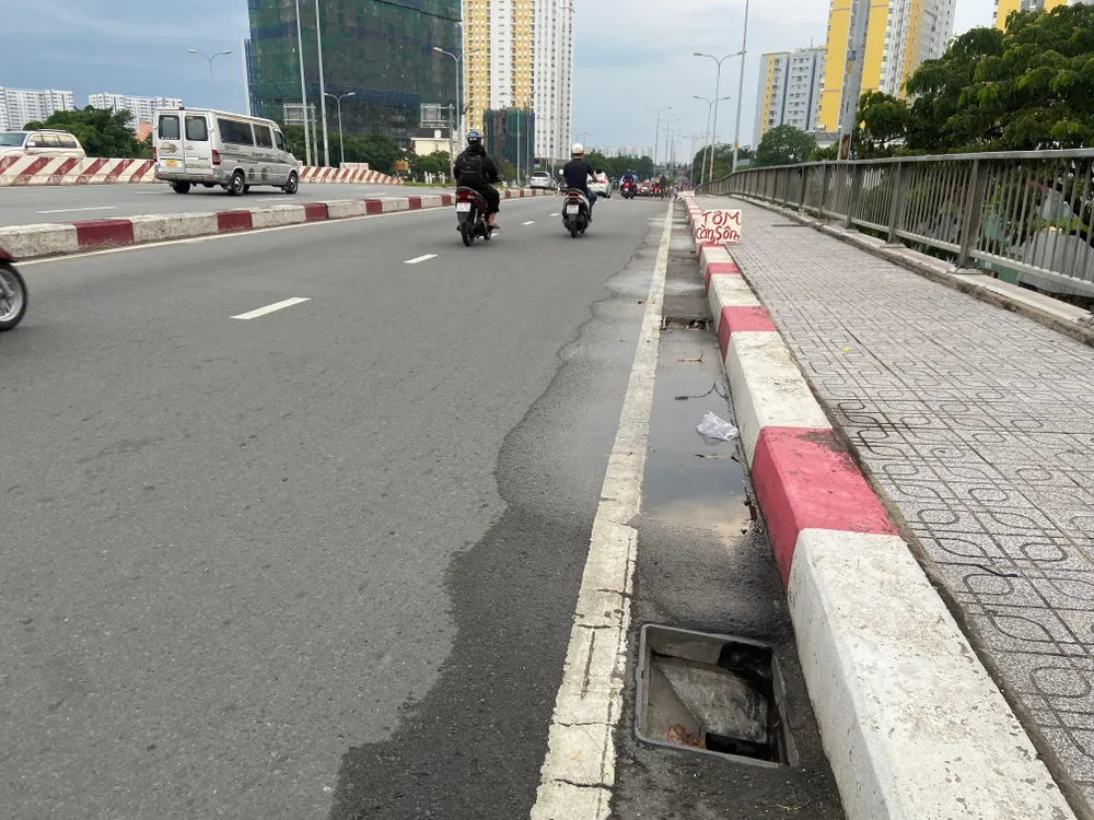 Những nắp chắn không cánh mà bay. Ảnh: HUỲNH THƠ