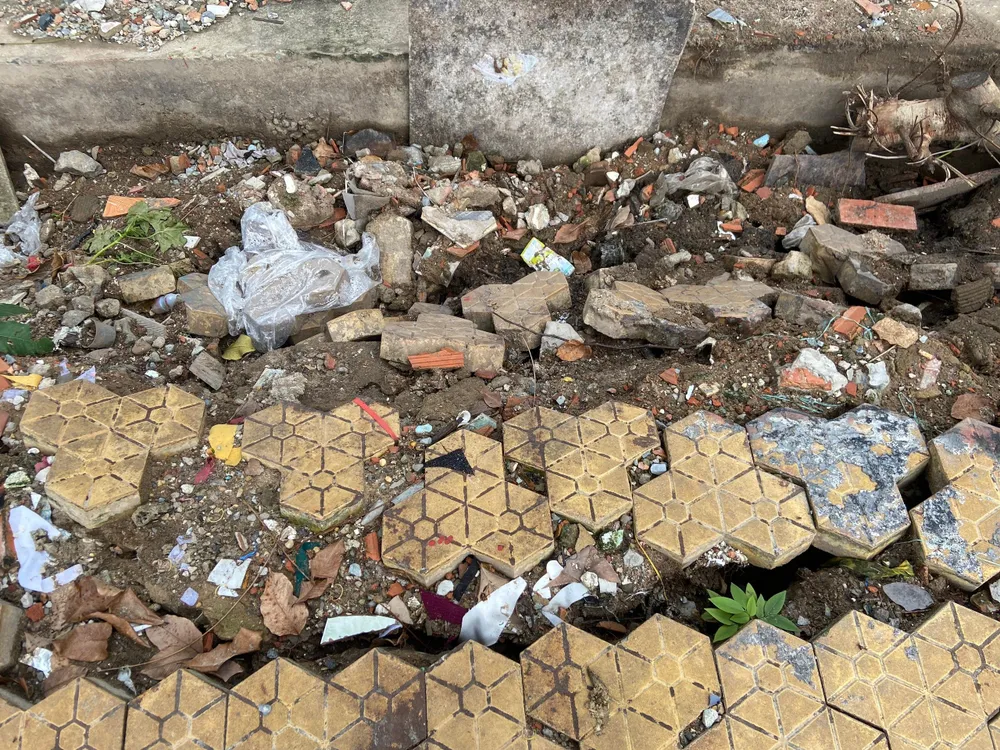 Đất lở khiến gạch lót vỉa hè rơi xuống. Ảnh HUỲNH THƠ Đất lở khiến gạch lót vỉa hè rơi xuống. Ảnh HUỲNH THƠ