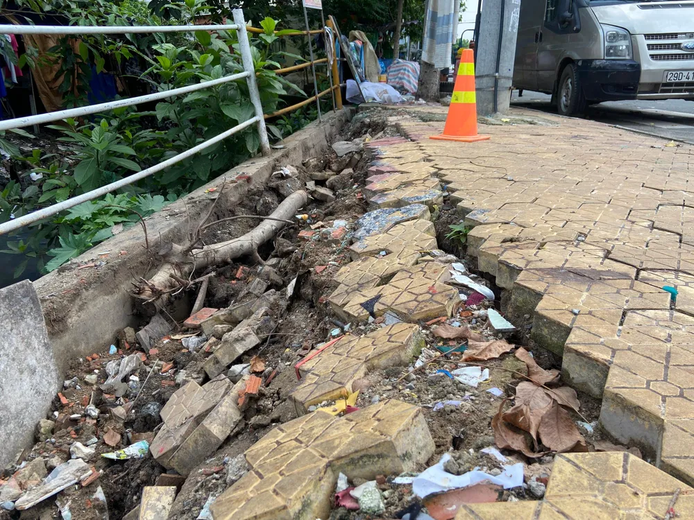 Sạt lở làm cho vỉa hè mất đi gần một nửa. Ảnh: HUỲNH THƠ Sạt lở làm cho vỉa hè mất đi gần một nửa. Ảnh: HUỲNH THƠ