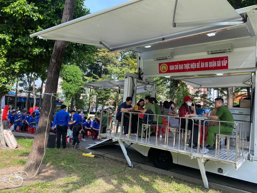 Cận cảnh xe lưu động hỗ trợ người dân đăng ký tài khoản định danh điện tử. Ảnh: HUỲNH THƠ