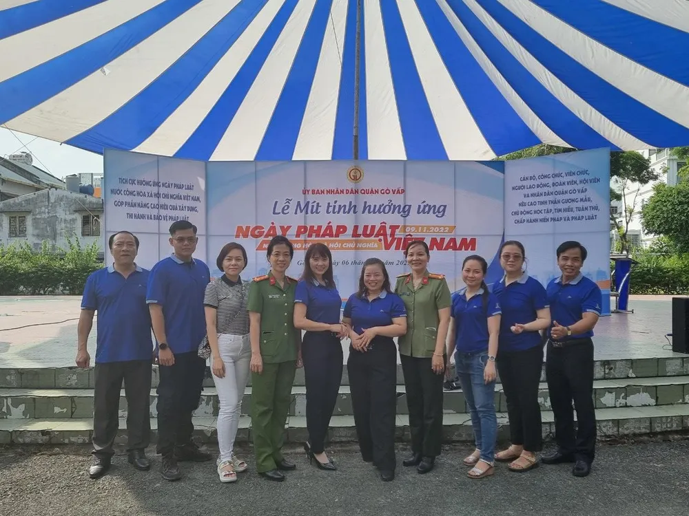 Trung tá Nguyễn Thị Mỹ An (đứng thứ 4, từ trái qua) có mặt tại buổi lễ sáng nay. Ảnh: HUỲNH THƠ