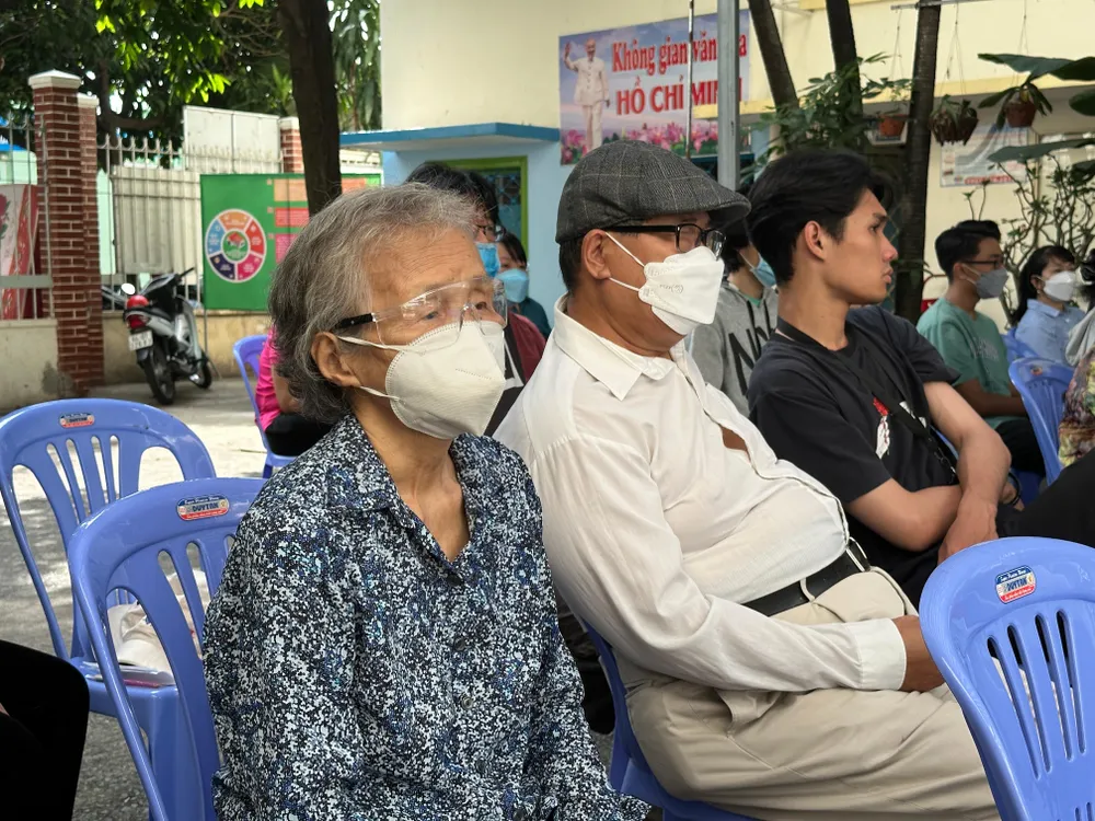 Bà Nguyễn Thị Cam cho biết cháu của bà trong độ tuổi tham gia nghĩa vụ quân sự, nay cháu bận việc nên bà dự phiên toà để hiểu rõ hơn, khi về sẽ truyền đạt lại cho các cháu.