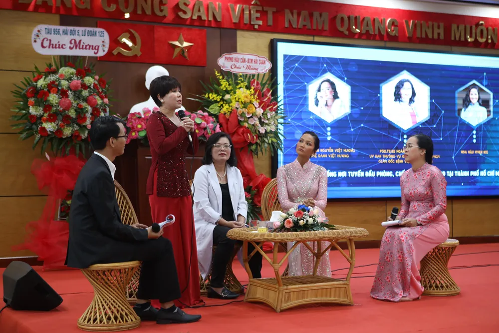 Nghệ sĩ Việt Hương chia sẻ câu chuyện hỗ trợ mọi người và được mọi người giúp đỡ lại, đó là niềm hạnh phúc và là những tình cảm vô cùng trân quý. Ảnh: HUỲNH THƠ