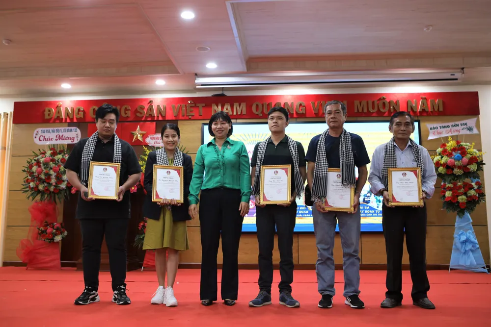 Phóng viên Nguyệt Nhi, đứng thứ hai từ trái qua. Ảnh: HUỲNH THƠ